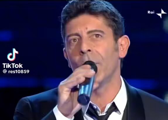 Festival di Sanremo 2009: Luca Laurenti incanta l’Ariston cantando ‘My Way’ con una interpretazione da brividi, potente e sentita. Sotto gli occhi amorevoli e soddisfatti di Paolo Bonolis, che lo guarda con quell’orgoglio complice di chi sa di avere accanto un artista vero.