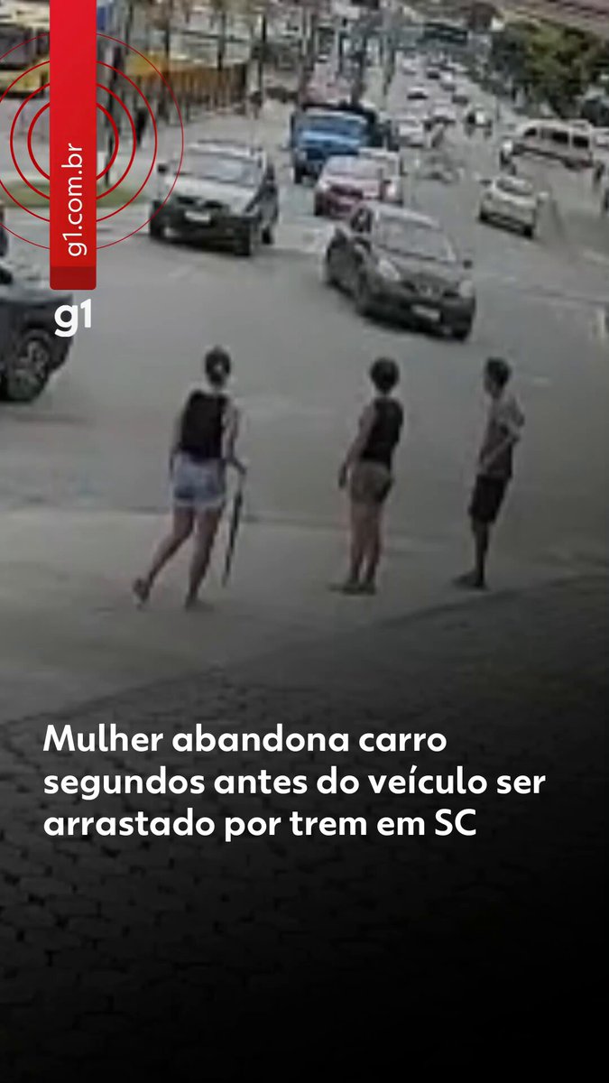 Deixou o carro morrer - Um vídeo feito por câmera de segurança flagrou o momento em que uma motorista abandonou um carro segundos antes do veículo ser atingido e arrastado por um trem em Joinville, no Norte de Santa Catarina, na tarde desta sexta-feira (20). Ninguém se feriu. Segundo a Polícia Militar, a motorista relatou que passava pela linha férrea e ficou nervosa ao ouvir o barulho do trem se aproximando, deixando o carro morrer. Ela decidiu, então, correr para um lugar seguro. O acidente aconteceu na Rua Monsenhor Gercino, uma das mais movimentadas da cidade, em frente ao Terminal de Ônibus do Itaum, por volta de 14h. O condutor do trem relatou, conforme a polícia, que seguia na linha, dando sinais sonoros, "quando viu um carro parado na linha e uma senhora correndo dele". Ele acionou os freios, mas não conseguiu evitar a colisão. O carro teve apenas danos na porta e nos vidros do lado esquerdo. Uma testemunha ajudou a condutora a levar o veículo para casa. Veja mais no #g1. #trem #carro #santacatarina