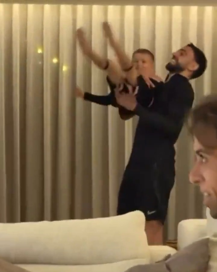 Bruno Fernandes até em casa faz assistências.