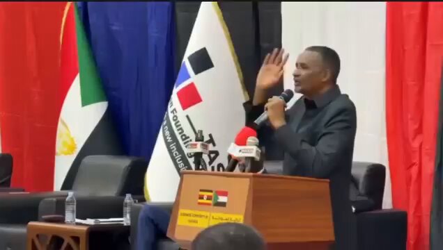 ناس كتار هنا بعرفوني ادارات اهلية و احزاب سياسية وحركات ، هسي أنا القدامكم دا محمد حمدان دقلو #حميدتي ولا زول تاني 🤣 ما تضحكوا يا اخوانا وما تصفقوا الموضوع دا موضوع جد!! امكن ما اكون أنا اكون شبيهو اكون روبوت 🦿 ويمكن يكون عندى بطارية فى ضهرى اقلع ليكن القميص ؟