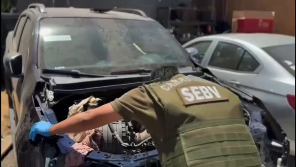 En el marco del Plan Antiencerronas (ANEN) Carabineros del Depto. SEBV detienen a dos sujetos en #Colina, los que mantenían un taller mecánico clandestino. Se incautaron vehículos con encargo vigente por robo y en proceso de desarme. Los antecedentes fueron puestos a disposición del Ministerio Público. #OrdenyPatria