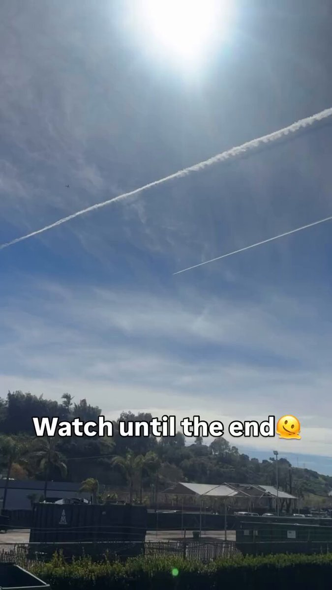 🚨🇺🇸 Meanwhile over California “These are not condensation trails, I repeat these are not condensation trails” Fantastic clip. The entire world is realising and looking up now - this is why your sky is white every single day, there’s been at least 6 solid years of pumping this stuff out everywhere into the atmosphere‼️