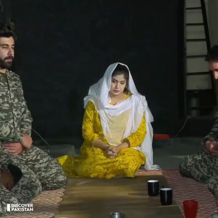 A Frontier Corps (FC) soldier guarding the Pak-Afghan border recites a beautiful naat during Sehri in the holy month of Ramadan. - A heartwarming video shows the soldier guarding the border, expressing his faith a true blend of duty and devotion… 🇵🇰✨