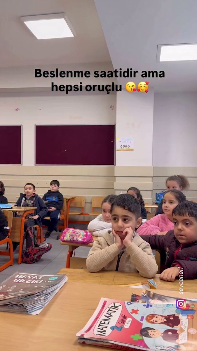 Bir öğretmen ramazan ayının gelişiyle oruç tutuan öğrencilerinin beslenme saatindeki durumunu böyle paylaştı.