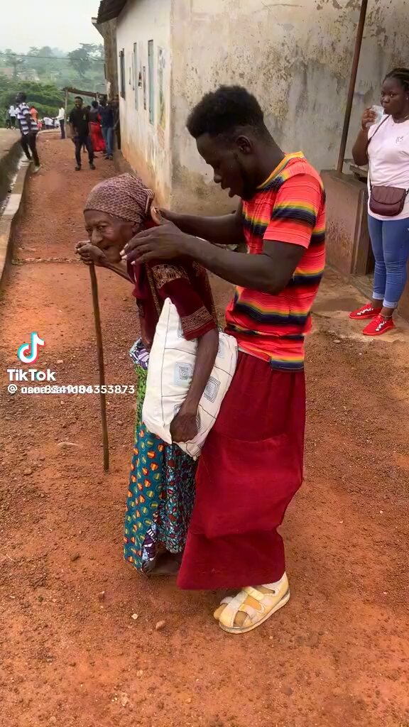 wtf🤣 boy don’t spare anything in skirt🥲💔 ur grandma paaaooo 😂😂😂 be like she too she Dey feel am aww😂💔