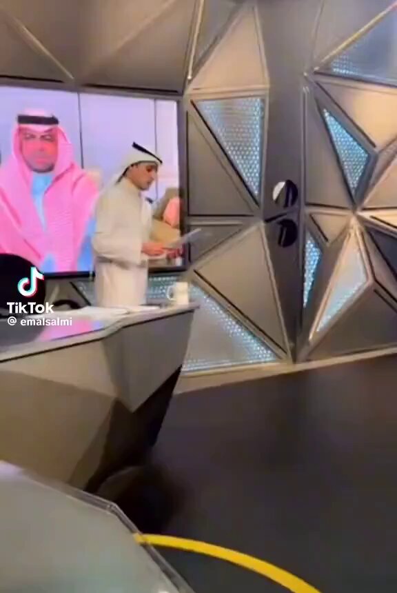 ⚫️ خلف الكواليس : فيصل زيد يداهم عماد السالمي بسؤال ؟ رياض محرز لمسها والا مالمسها ؟ فتكون الاجابه الصادمه 👇🏻