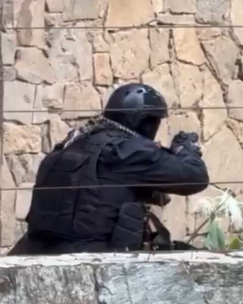 Nada ha cambiado y nada cambiará realmente en #Venezuela, mientras sigan los mismos criminales de siempre: Delcy, Jorge, Diosdado, Padrino, etc. #AlertaSinMordaza 🚨 Mientras se anunciaba la aprobación de una Ley de Amnistía la noche del #19Feb, la dictadura enviaba un mensaje de terror a través de la fuerza. Magalli Meda denunció que un comando de 16 hombres armados y civiles irrumpió en su hogar en Caracas, saqueando la propiedad y dejando sellos de “Asegurado” e “Incautado”. Este asalto demuestra que para el régimen la amnistía es una farsa mientras se mantenga el despojo y la persecución contra quienes no se someten. El mensaje de este ataque es claro: no hay propiedad, libertad ni derecho seguro en Venezuela bajo este sistema. El régimen utiliza el robo de bienes y el hostigamiento como armas para someter a todos los sectores de la sociedad. Desde Un Mundo Sin Mordaza denunciamos que no habrá transición ni democracia real mientras existan presos políticos y se sigan vulnerando derechos. La libertad no es una concesión, es un derecho que se exige sin condiciones. ¡Basta de simulación y violencia contra la población! #Amnistía #Venezuela #Justicia
