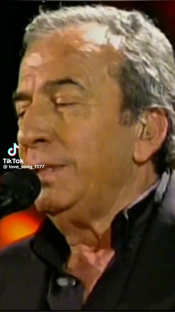 El amor es llorar cuando nos dice adiós El amor es soñar oyendo una canción El amor es besar poniendo el corazón Es perdonarme tú y comprenderte yo El amor es parar el tiempo en un reloj Es buscar un lugar donde escuchar tu voz El amor es crear un mundo entre los dos...