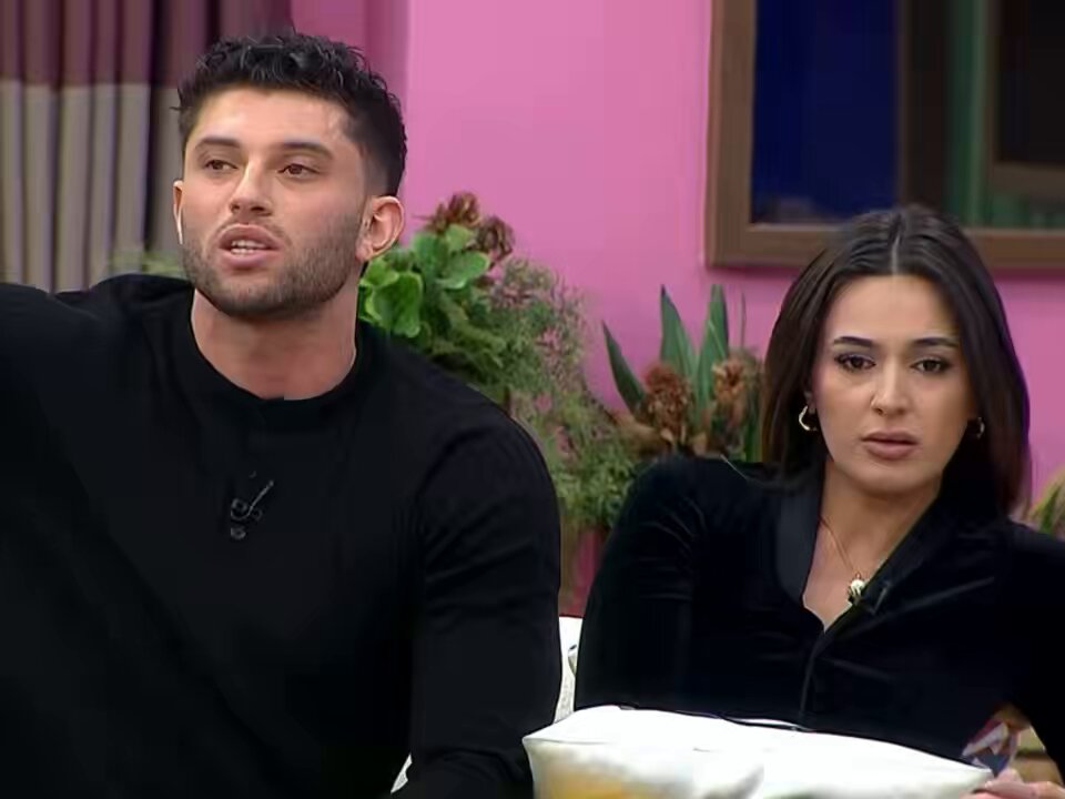Metin bu elemana hep hak ettiği gibi davranıyor Adam tartışmayı bile beceremiyor hep sen kimsin diyor asıl sen kimsiiiiiin defol #kismetseolur