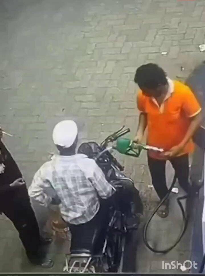 ولاية تشاتيسغار، الهند... شخص يريد إشعال سيجارة داخل محطة وقود فتحدث معه شخص آخر يملك دراجة نارية وطلب منه التوقف عن ذلك بدواعي السلامة وخوفاً على دراجته. صاحب السيجارة شعر بالإهانة فانتقم بإشعال النار في فتحة خزان الدراجة وتسبب بكارثة لنفسه وللآخرين.