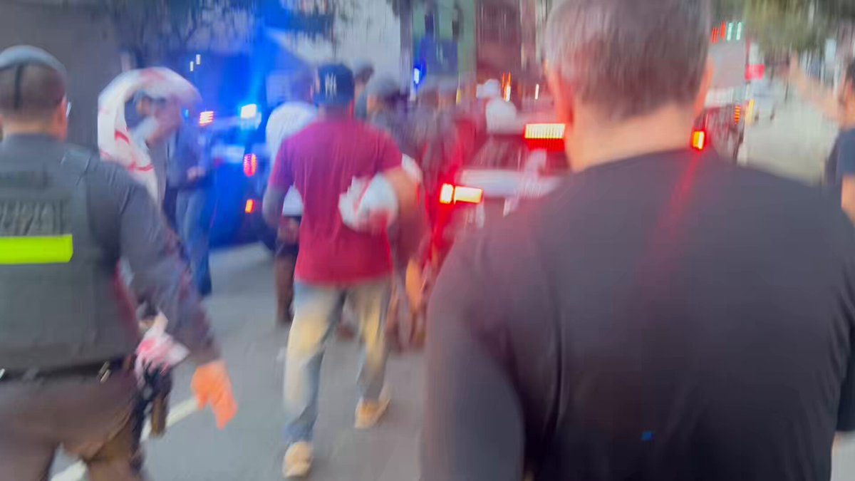 Julio Casares teve que deixar a reunião escondido e com escolta da polícia. Medo da torcida... 🎥 Alexsander Vieira