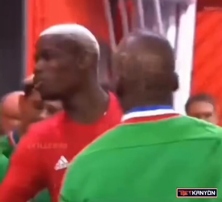 Paul Pogba, rakip takımda oynayan kardeşi Florentin Pogba’ya pas atıyor.