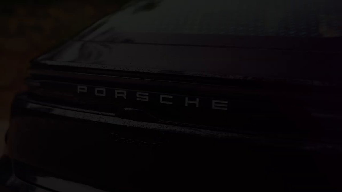 Mañana tenemos estreno en #PowerArt, como cada sábado El Porsche Macan eléctrico es, probablemente, el mejor Macan jamás fabricado. Es más rápido, más cómodo, más silencioso y más eficaz que el de gasolina. Pero también es menos pasional. Y esa es la gran pregunta que flota sobre él. En esta prueba a fondo del Porsche Macan 4 Spirit analizamos si Porsche ha creado el SUV eléctrico perfecto… y si en el proceso ha perdido parte de lo que hacía especial al Macan anterior. ¿Es mejor coche? Sí. ¿Es mejor Porsche? Vamos a verlo. El nuevo Macan eléctrico nace sobre la plataforma PPE de 800 voltios del Grupo Volkswagen, con batería de 95 kWh útiles, arquitectura avanzada, doble motor, hasta 408 CV en overboost y capacidad de carga de hasta 270 kW. Sobre el papel, es un salto tecnológico enorme frente al Macan de combustión. Pero en PowerArt no nos quedamos en la ficha técnica. Analizamos su dinámica, su dirección, el trabajo del tren delantero, la puesta a punto de la suspensión de muelle helicoidal, el reparto de pesos, el tacto del freno y la motricidad. Lo enfrentamos conceptualmente al Audi Q6 e-tron, lo situamos frente al BMW iX3 y reflexionamos sobre si realmente puede sustituir al Macan V6 biturbo en el garaje de un apasionado. Hablamos también de consumo real en autovía (a 120 y 140 km/h), autonomía en viaje largo, tiempos de carga en 800 y 400 voltios, coste por kilómetro frente al Macan de gasolina y experiencia como coche familiar y de uso diario. Porque este SUV eléctrico de Porsche hace muchas cosas mejor que nunca: – Es más estable. – Es más preciso. – Es más silencioso. – Es más cómodo para viajar. – Es mucho más barato por kilómetro en uso urbano. Pero también pierde banda sonora, pierde cambio PDK, pierde levas, pierde cuadro analógico… pierde parte del ritual. La cuestión no es si el Porsche Macan eléctrico es bueno. Lo es. Y mucho. La cuestión es si, en una marca basada en la pasión, ser objetivamente mejor es suficiente. Si te interesan los SUV eléctricos premium, el Porsche Macan 2024, las diferencias entre Macan eléctrico y gasolina, las pruebas reales de consumo, autonomía y carga rápida, y el análisis profundo de dinámica que no encontrarás en una ficha técnica… este vídeo es para ti.