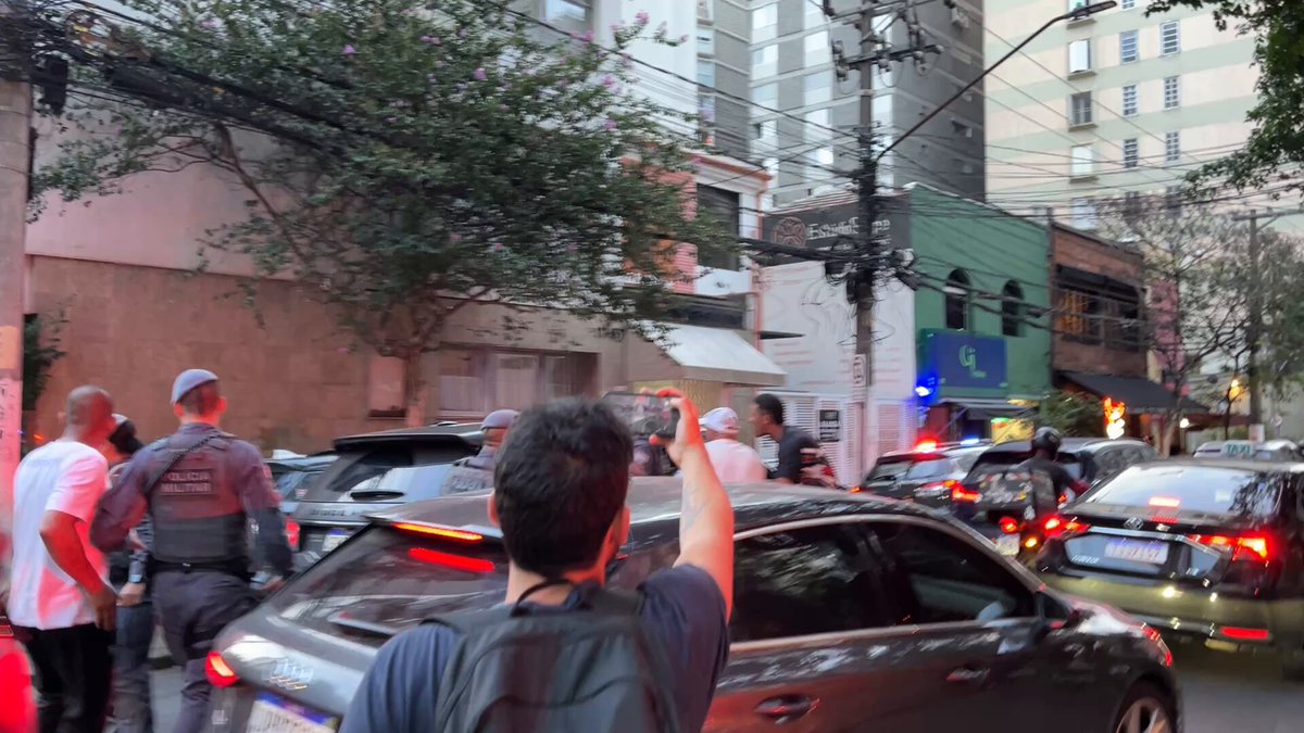 Julio Casares aguardou mais de uma hora pra sair do prédio. O ex-presidente chamou a polícia e saiu agachado no carro. Torcedores tentaram partir pra cima do carro, mas policiais impediram. Registro do Arquibancada Tricolor | São Paulo FC