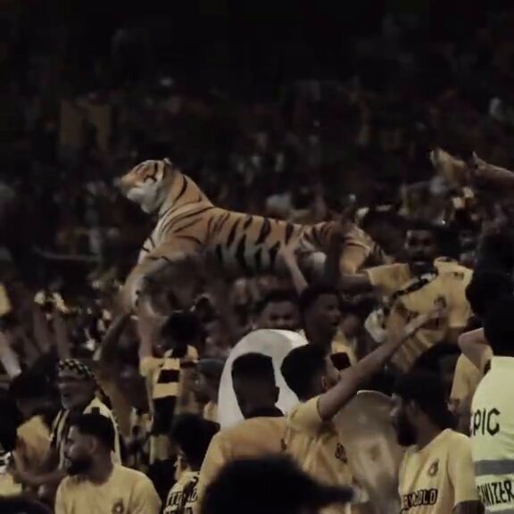 نحن الذين اذا انكسر الزمان رممناهُ بالأمل💛! #ittiday