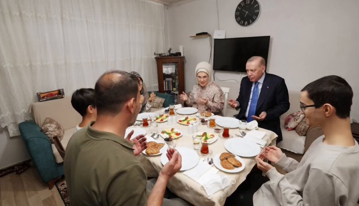 🚨 Milletin gönlüne girmenin yolu, millet ile beraber olmak, aynı sofraya oturmak, aynı duaya amin demektir.. Recep Tayyip Erdoğan samimiyeti budur işte...