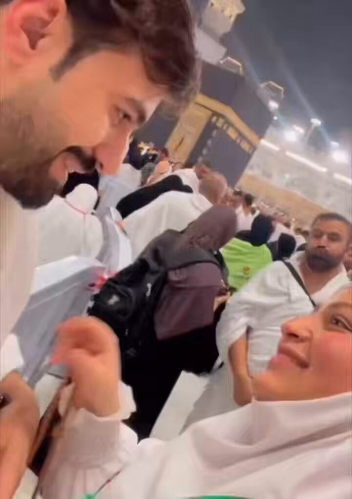 🚨 متداول مكة 🕋 : امرأة عراقية أثناء أدائها العمرة مع زوجها، طلبت منه أن يقسم، أمام الكعبة، أنه لم يخنها أبداً في حياته. لكن الزوج انفجر ضاحكاً ورفض طلبها.!! 🤣