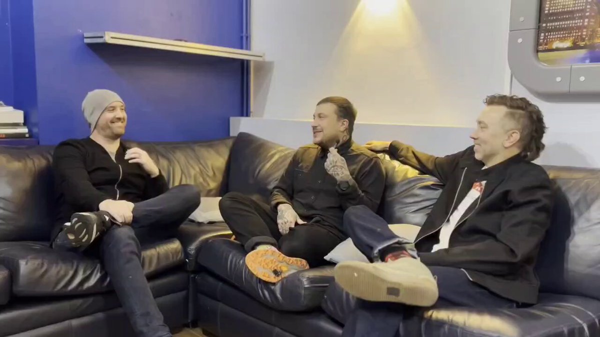 On this day in 2025: While on tour together, Frank was interviewed with Rise Against vocalist Tim McIlrath. Here are clips in the following short thread 🧵 Their bands existing in a pre social media bubble vs now and Frank's distaste for forced engagement content 1/5