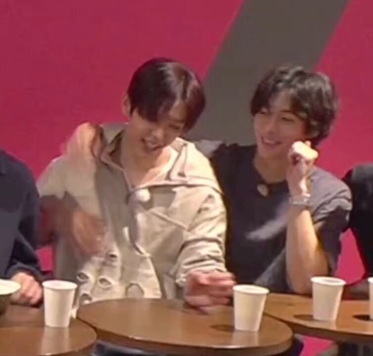 아부라소바 먹방을 지켜만 봐야하는 고통을 햄으로 승화하고 있음 참기 힘든 만큼 점점 밀착해오는 멍톤..