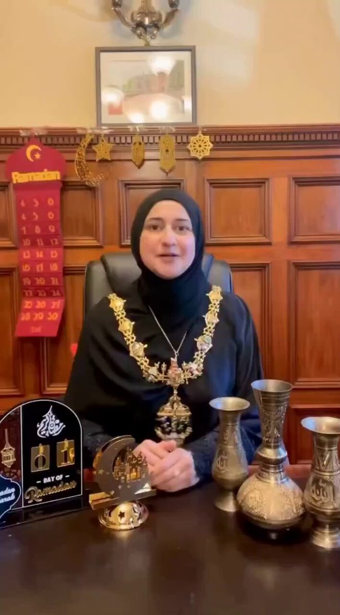 Dit is de burgemeester van Rotherham, een Europese stad. En toch roepen mensen dat islamisering verzonnen is🤡.
