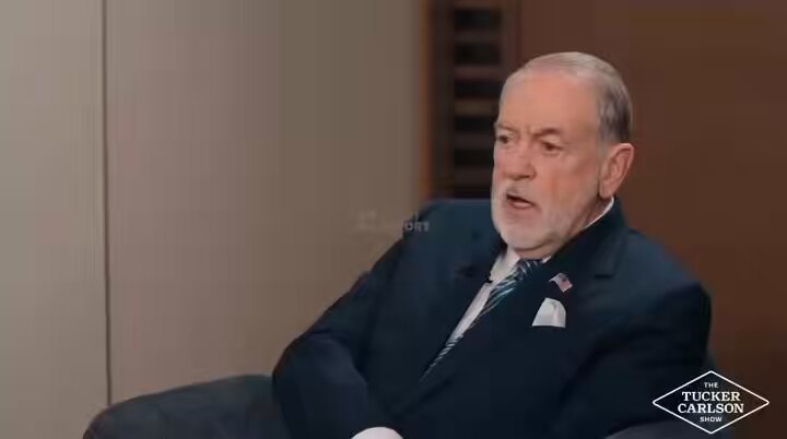 السفير الأمريكي لدى إسرائيل مايك هاكابي أراد أن يُظهر أن المسيحيين مزدهرون في إسرائيل ومضطهدون في الدول العربية والإسلامية وقد فرّوا منها، لكنه وقع في مأزق بسبب جهله أو بسبب محاولته استغفال الآخرين، فقال : لا يكاد يوجد مسيحيون في قطر. تاكر كارلسون: في الواقع، يوجد عدد من المسيحيين الذين يعيشون في قطر أكثر مما هو موجود في إسرائيل. هذه حقيقة.