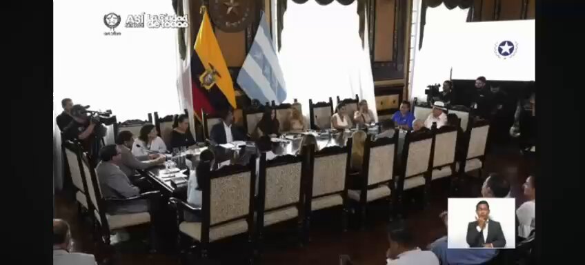 ¿De qué está hablando la alcaldesa encargada? ¿Entendí bien?: no pasó nada porque la brutal e ilegal prisión de Aquiles Álvarez no fue como alcalde, sino como «ciudadano»🤦🏽 ¡Qué tontería! Parece que el Gobierno ya se tomó el Municipio de Guayaquil. #Narcodictadura