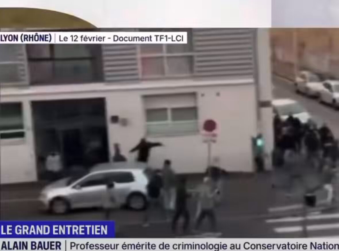 🚨 Alerte Info Le Canard enchaîné en flagrant délit de manipulation. Sur leur vidéo, seulement les 20 dernières secondes qui laisse sous entendre une rixe. (La fameuse hypothèse de la gauche qui est tombé à l’eau avec la procureur). Voici maintenant la vidéo dans son ensemble que Le Canard enchaîné voulait cacher : les Antifa empêchent l'autre groupe de venir porter secours à un homme au sol.