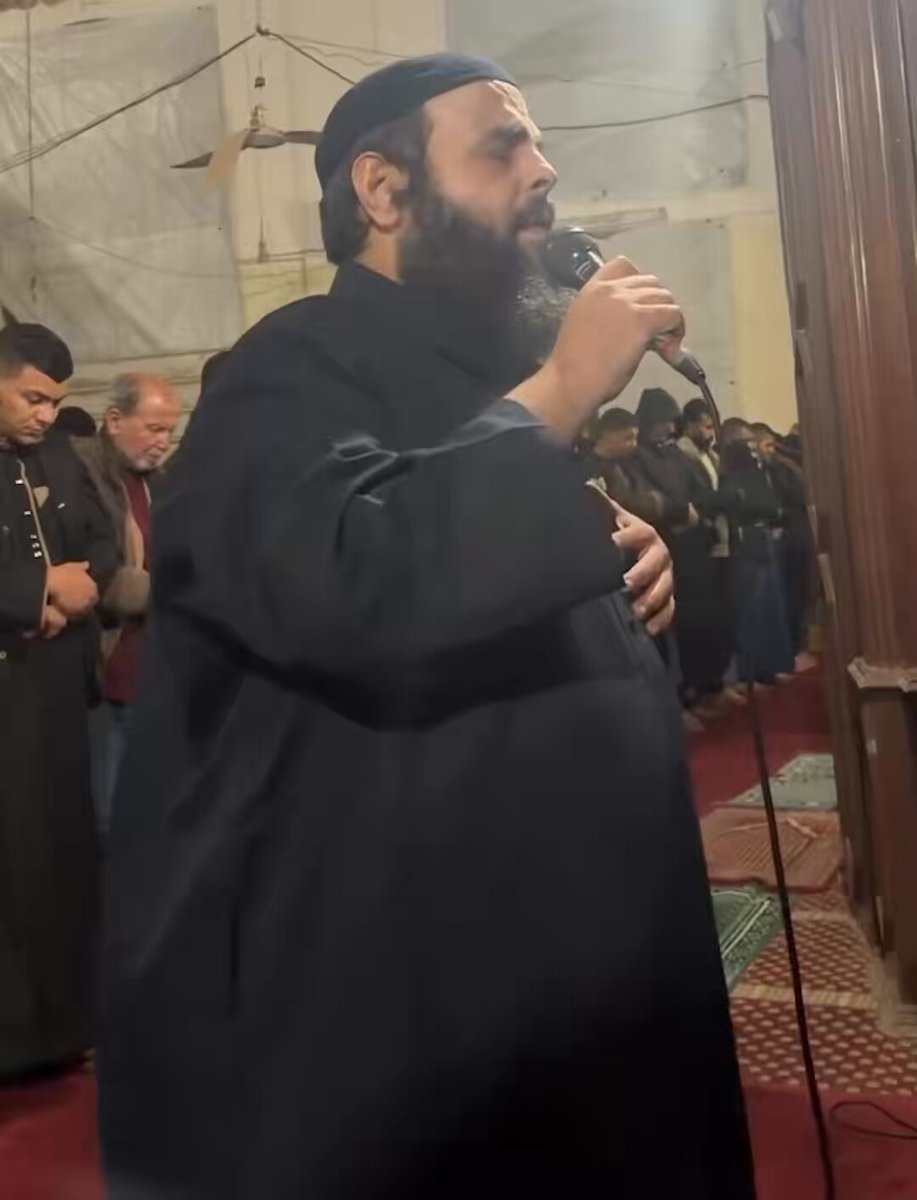 سبحان الله شيخ كفيف في قطاع غزة يُبكي المصلين بصوته الليلة.