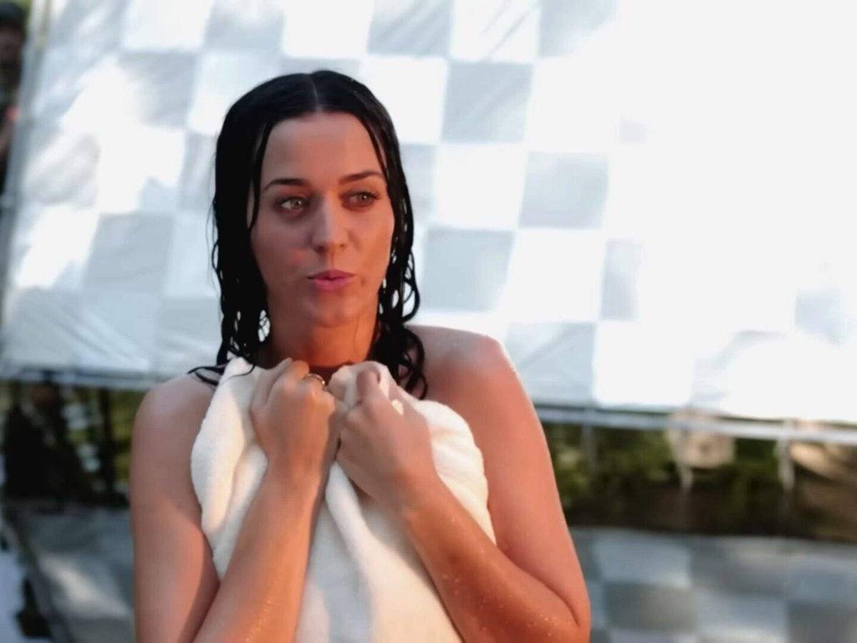 music videos used to be SERIOUS like wdym katy perry shot the roar mv with an ACTUAL elephant and a tiger?????