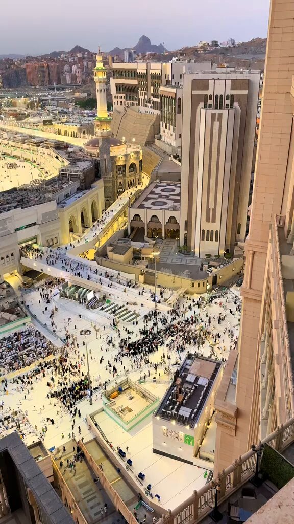 🕋 الحرم المكي أكبر مبنى في العالم بتكلفة 100 مليار دولار مساحته مليون متر مربع يسع 2 مليون شخص يزوره 20 مليون إنسان سنوياً مفتوح 24 ساعة على 24 ساعة لا يُغلق أبداً 1800 عامل نظافة 60 آلة لتنظيف الساحات 40.000 ألف سجادة في الحرم 13.000 دورة مياه، يتم تنظيفها 4 مرات يومياً أكثر من 2000 صندوق أمانات 210 عدد ابواب الحرم الأنظمة الصوتية نسبة الخطأ 0٪ 6000 سماعة صوتية 4 أنظمة صوتية 50 موظف صوت مصاحف مترجمة إلى 65 لغة مختلفة ترجمة خطبة الجمعة إلى 5 لغات مختلفة خدمات ذوي الاحتياجات الخاصة 10000 عربة عادية توزع مجاناً 400 عربة إلكترونية العربات المستقلة الثنائية والثلاثية 4.000.000 وجبة لإفطار صائم 5.00.000 تمرة توزع داخل الحرم 5.00.000 تمرة توزع خارج الحرم ينتهي التنظيف بعد الإفطار في دقيقتين خمس صلوات في الحرم المكي تعادل أجر صلاة 277 سنة وتسعة أشهر وعشر ليالي اللهم احفظ بيتك الحرام، ويسر لنا زيارته وكل مشتاق حجاجاً ومعتمرين ومصلين واحفظ اللهم دولتنا السعودية 🇸🇦 وحكامها وعلمائها وأغدق عليها من نعمك وفضلك وخيرك واحسانك واحفظ لها أمنها وأمانها واستقرارها