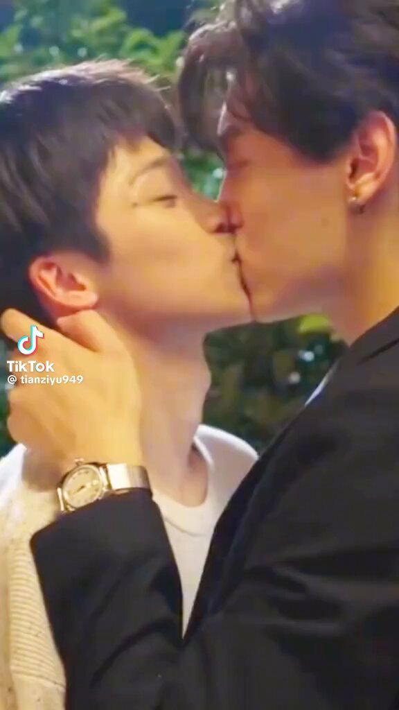 진짜 커플같다👬(사실 찐커플 맞음) 진짜 연기 아니고 리얼 진심 키스같다💑(맞음)