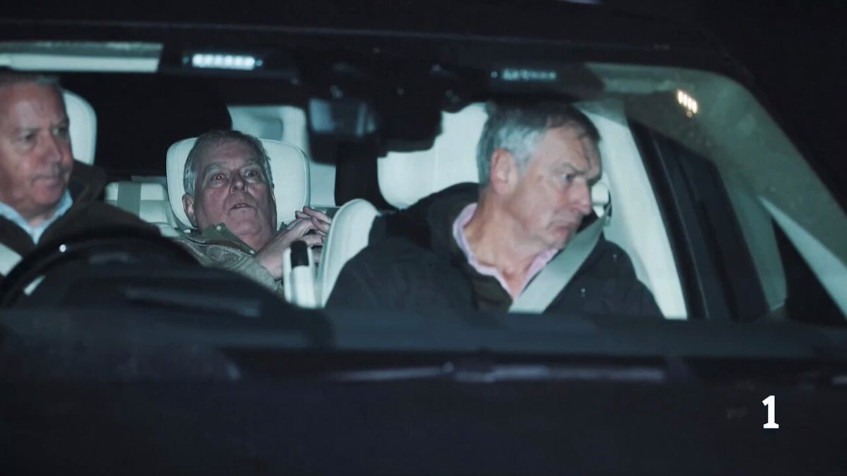 La voladura (controlada) de la figura del príncipe Andrés no contaba con el azar, la paciencia, el ojo y la suerte de Phil Noble, fotógrafo de Reuters que sacó una imagen para la Historia. Vídeo para Telediarios de TVE