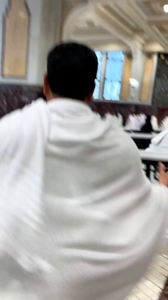 🚨ظاهرة التسول بين المعتمرين... يقول صاحب هذا الفيديو.. أن هذا الرجل المسن اقترب منه باكياً وادعى أن محفظته قد سُرقت وأنه فقد عائلته، ولكن عندما أخرج المصور هاتفه لتصويره، فر الرجل هارباً. ويضيف المصور أن هناك مجموعة من الأشخاص (حوالي ٤ أو ٥) يقومون بهذا العمل في المسجد الحرام وبين الصفا والمروة، ويناشد السلطات للتدخل للحد من هذه التصرفات التي تسيء للمعتمرين.