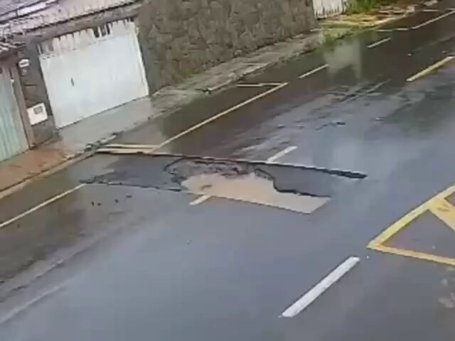En Brasil tienen peores baches que Argentina. Cayó de cabeza cuando la moto se metió de lleno en el agujero.
