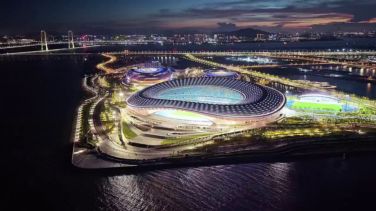 At the spot where the Pearl River meets the sea, the Greater Bay Area Cultural and Sports Complex (大湾区文化体育中心) stands in 🇨🇳Nansha, Guangzhou. It rises like a glass lantern, glowing at night and sending its light across the water!