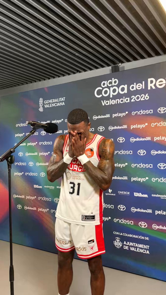 💔 Este momento de Dylan Ennis y sus palabras hacia la afición del UCAM Murcia “No quiero esto para nuestros seguidores. Me han estado apoyando a mí y a mi familia desde que llegamos aquí. Merecen mucho y no quería esto para ellos”. ¡Ánimo, Dylan Ennis! ✊
