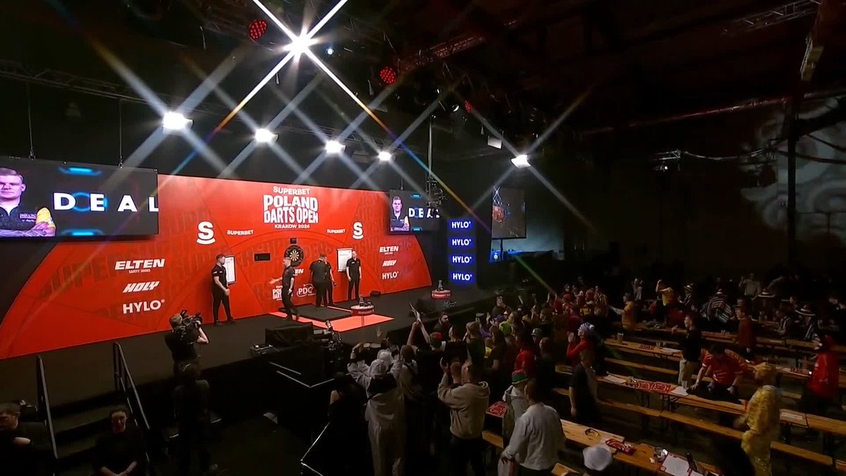 DE DECKER ADVANCES! The Real Deal gets over the line against Marvin Kraft in our final game of the evening, setting up a clash against Luke Littler in Round Two! 📺 #ET1