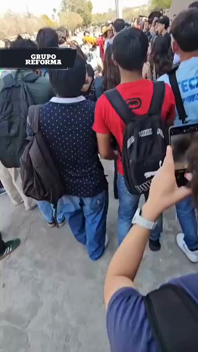 Unos 100 alumnos asistieron por curiosidad a una reunión sobre therians en Rectoría de la UANL, que había sido desmentida, pero nadie del grupo llegó.