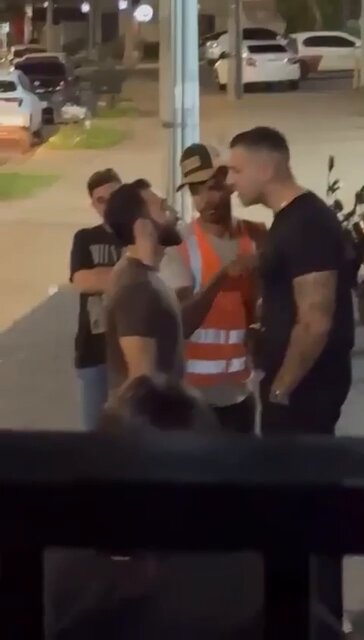 O arrombado começou a briga, tomou um cruzado e puxou a arma porque viu que ia apanhar pra um cara MENOR que ele.