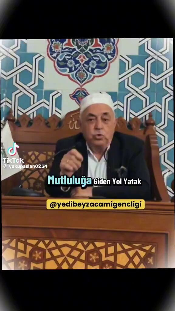 Mustafa Akgül isimli hoca: “Mutluluğa giden yol yatak odasından geçer. Hanımlar, ben bizim dindar kesimi biliyorum. Yatsıdan sonra alır Kuran’ı eline. Niye önce almadın? Bizim bazı hatunlarda da ham sofilik var. Bir tanesi kocasının yanında da başını bağlıyormuş. ‘Hatun benim yanımda niye bağlıyorsun’ demiş. ‘Melekler kaçmasın’ diye cevap vermiş. 3-5 gün böyle gidince adamın başına şeytanlar toplanmış, ‘Hatun ben bi besmele çekeyim şu şeytanlar gitsin, sen de başını aç bu melekler gitsin. Biz de bir baş başa kalalım’ demiş.”