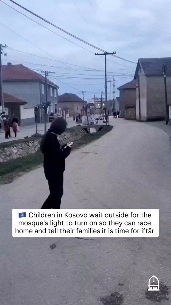 Kosova'da iftarı bekleyen çocuklar minare ışıklarının yanmasıyla İftaaar diyerek evlerine koşuyorlar. İstanbul'dan daha saf, daha temiz, daha rafine bir atmosfer bu. 1960'lara doğru bizim şehirlerimiz de. Böyleydi... Din, hayatta çok müstesna bir yerdeydi ve dindarlarımız masumdu