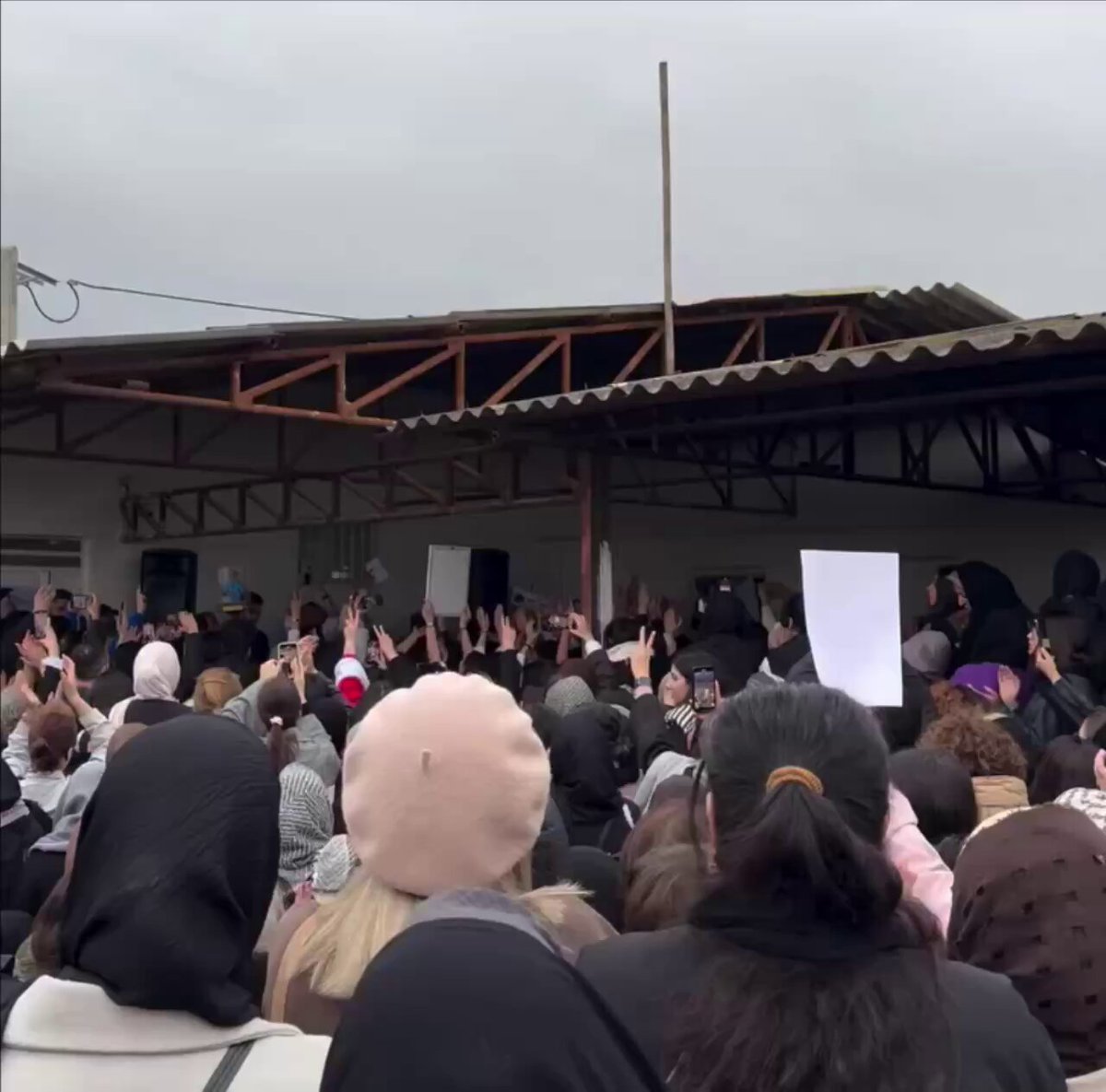 «دنیا دیگه مثل تو نداره…» مردم گرگان، در مراسم چهلم آرنیکا دباغ، دختر ۱۵ ساله و قهرمان شنا که با گلوله ماموران خامنه‌ای جان باخت، موزیک مورد علاقه او را پخش کردند و همراه با اشک با آن رقصیدند.