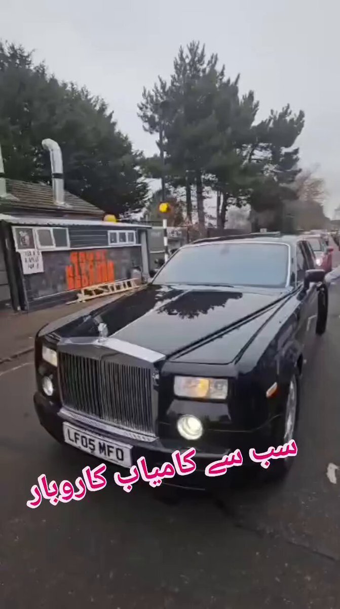 پاکستان کا فوجی جرنیل اور سیاست دان سے بھی بڑا کامیاب کاروبار۔۔۔جہاں پر کسی انوسٹمنٹ کی کوئی ضرورت نہیں۔ہم سب کو صبر سے زندگی گزارنے کا سبق دینے والے اپنا طرز زندگی تو ملاحظہ کریں۔ہم سب کو بیوقوف بنایا ہوا ہے۔اور خود ہمارے ہی پیسوں سے عیاشی کرتے ہیں۔ شہید ہونے کا خطرہ نہ جیل جانے کا ڈر لڈی ہے جمالو پاؤ لڈی ہے جمالو 🥳