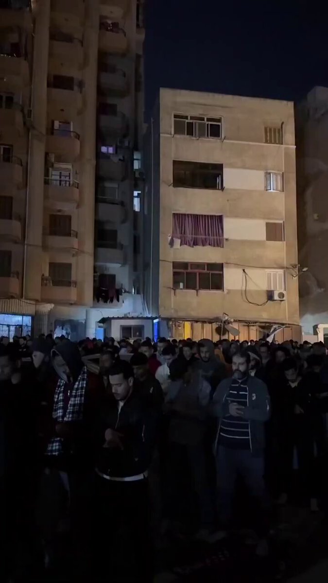 متداول بشدة حتى الشوارع ممتلئة عن اخرها في شوارع الإسكندرية بمصر خلف هذا الصوت المذهل تبارك الله