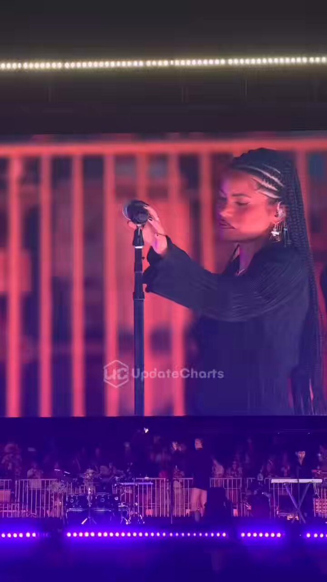 Essa diva aqui entregando tudo como ato de abertura para o show do Bad Bunny.