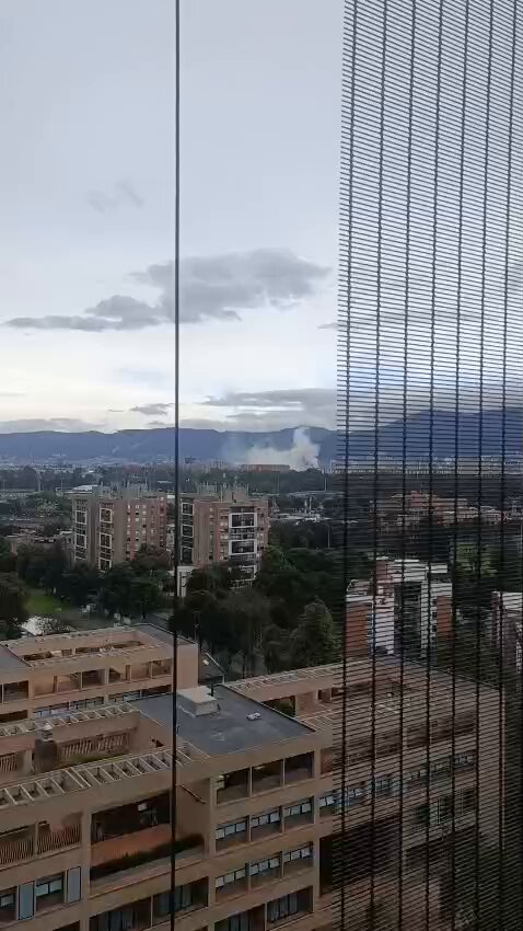 #BOGOTÁ. Se presenta incendio estructural en la localidad de Barrios Unidos, en la Av. NQS con calle 71, sentido Norte-Sur. Cuerpo Oficial de Bomberos atienden la emergencia. Hasta el momento no se reportan personas lesionadas. FACEBOOK👉