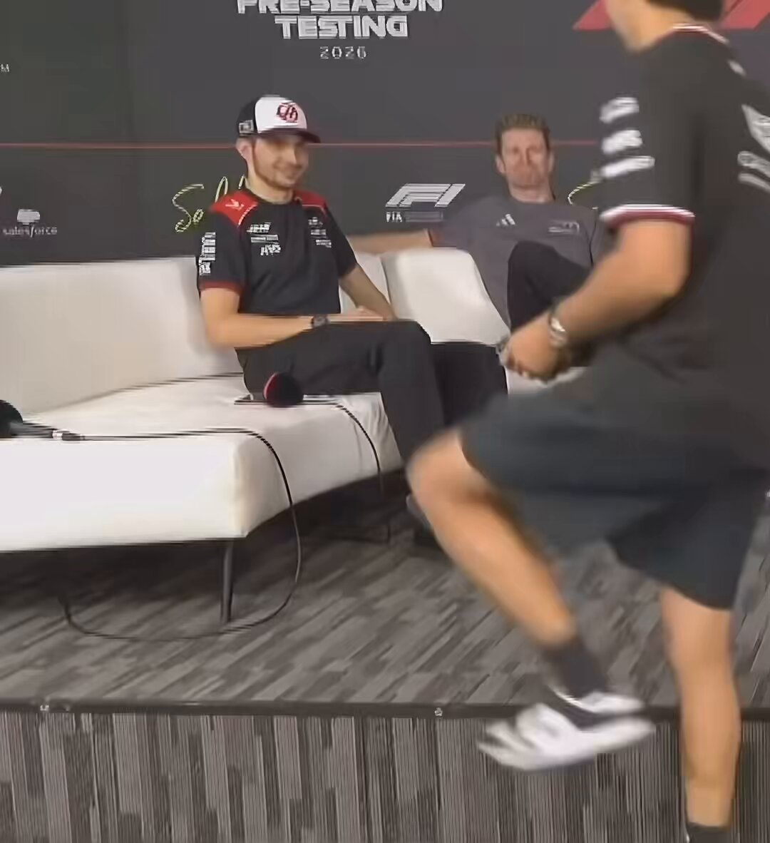 Checo llego a conferencia a taparse las rodillas, por que modestia. (Y sigue con los mismos tenis)
