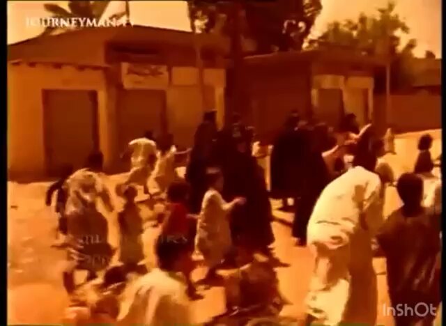 #فيديو نادر من عام 1982 لحظة تعرّض الرئيس العراقي السابق صدام حسين لمحاولة اغتيال فاشلة أثناء زيارته مدينة الدجيل الشيعية شمال بغداد. كان الموكب الرئاسي، المؤلف من أكثر من 30 سيارة، يمر في وسط المدينة عندما فتح مسلحون من حزب الدعوة الإسلامية النار بكثافة من داخل بساتين النخيل المحيطة بالطريق. نجا صدام حسين من الهجوم، بينما سقط قتلى من عناصر حمايته بحسب الروايات المتداولة. عقب الحادث مباشرة، ظهر صدام حسين وألقى خطابًا من سطح المستوصف الصحي في الدجيل، متوعدًا بملاحقة المنفذين ومحاسبتهم. قامت السلطات باعتقال المنفذين مباشرة واعتقلت حوالي 15 شخص وظهر صدام حسين وهو يستجوب بعظهم بنفسه .. وحمّلت السلطات العراقية التنظيم المسؤولية، وتحدثت عن دعم خارجي للمنفذين، مشيرة إلى إيران وفق شهادات بعض المسؤولين لاحقًا. أعقب محاولة الاغتيال رد أمني واسع النطاق، شمل عمليات تمشيط واعتقالات استمرت لأشهر. وترافقت مع تجريف مساحات زراعية وبساتين كان جماعة الدعوة يستخدمونها للتخفي وفي المسار القضائي، صدرت أحكام عن محكمة ثورية بإعدام 148 شخصًا، إضافة إلى أحكام سجن ونفي بحق آخرين. تحولت هذه الوقائع لاحقًا إلى ما عُرف بـ أحداث (مجزرة) الدجيل، وأصبحت القضية الأولى التي حوكم بسببها صدام حسين بعد سقوط نظامه عام 2003 أمام المحكمة الجنائية العراقية العليا.