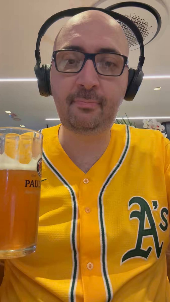 São Paulo, 20 de Fevereiro de 2026. Mais um dia de vitória e HISTÓRICO para quem ama o São Paulo de verdade, para quem quer o São Paulo bem, para quem quer ver o São Paulo de volta. Meu sentimento de hoje é que VAMOS VOLTAR SIM! O que presenciei na Alameda Jaú foi uma torcida aguerrida, jornalistas responsáveis e um sentimento de trabalho, cooperação e respeito por esse coração de 5 pontas. Foram 5 horas de apurações, conversas, abordagens, expectativa e a certeza do gosto da vitória. Harry Massis foi ESPLENDOROSO! Saiu do seu carro na rua, cumprimentou torcedores, demonstrou total confiança, força e amor pelo clube. Detalhe: Segundo a convocação da reunião, ele era para chegar às 16h30. Porém, desde as 14h15 (quase uma hora antes da reunião da primeira chamada às 15h00) ele já estava presente em seu carro. Faltando 20 minutos para o início do encontro, desembarcou do carro com a certeza de que faria justiça sem precisar usar a mãos, e sim somente os argumentos com uma conduta irretocável. E isso aconteceu. Massis foi o senhor da reunião. Falou forte, firme, mostrando uma altivez que possivelmente algumas pessoas que estavam presentes possivelmente não conhecia. ENGOLIU, DIGERIU OLTEN com elegância e estratégia. A reunião de uma provável pressão para renúncia se transformou na afirmação de Harry Massis. Quando saiu, já com o resultado da reunião divulgado, Massis deu entrevista e falou com os torcedores, de forma cortes e simples. Características que a muito tempo não víamos em um presidente do São Paulo. Até porque Casares BORROU NAS CALÇAS. Após o término da reunião não teve a coragem que Leco e Aidar (dois crápulas) tiveram ao encarar os torcedores e imprensa sozinhos (Aidar estava A PÉ enquanto Leco, com 85 anos, dirigindo um carro sozinho). Casares olhava da janela com medo, típico de um derrotado. Teve que chamar CINCO CARROS DA POLÍCIA, 14 oficiais da corporação, para sair em “segurança”. E, ao final, saiu em um outro carro para tentar despistar (o que não conseguiu) AGACHADO, buscando se esconder, de maneira covarde é pequena, como sempre foi no seu período de gestão no SPFC. E o Olten? Ah, esse com certeza MIJOU MUITO! Junto com Pimenta quase atropelou meu amigo Anotações Tricolores, por Alexandre Giesbrecht e por pouco não ficou emperrado em uma valeta. Que dia senhoras e senhores. O BEM VENCEU O MAU DE NOVO! Vim pendurado de grana para essa cobertura. Mas olha, mesmo contando moedas VALEU A PENA! Vencemos de novo! Que torcida FODA! Comemoremos!