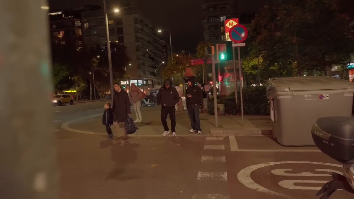 “El puto Cholo bro” Los Futbolitos se cruzaron con el bus del Atlético de Madrid en Barcelona 🤣